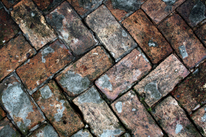 800px-colors_and_texture_of_a_brick_ground_artlibre_jnl