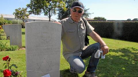 André Rohmer devant une tombe militaire