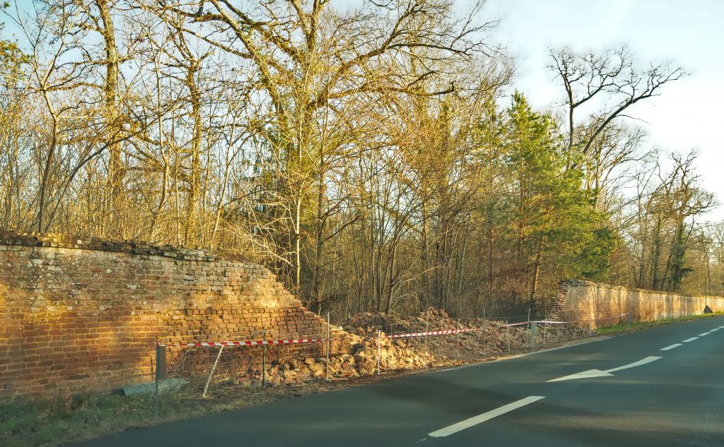 mur brisé de La Ferté Imbault
