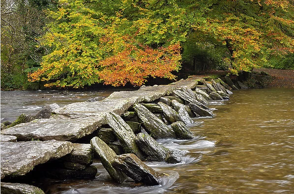 Les Tarr steps, dalles de pierres formant un pont au dessus d'une rivière anglaise
